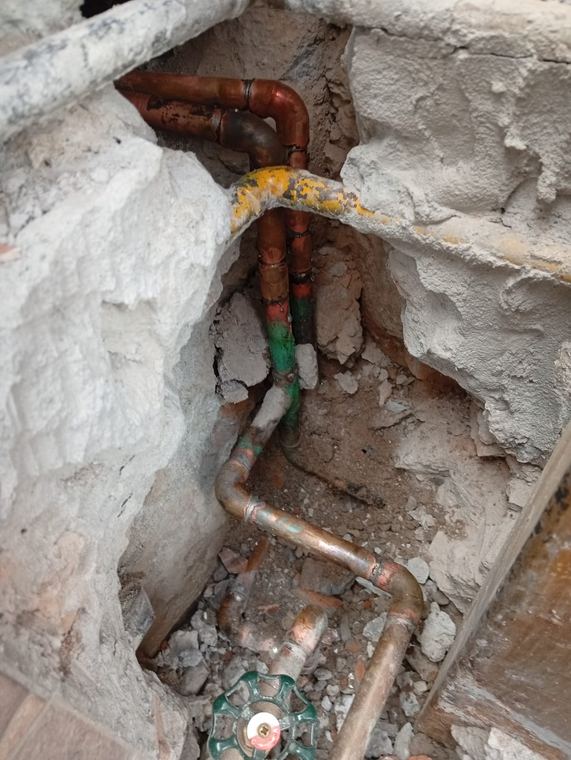 Detalle de reparación de unión de tubería con fuga