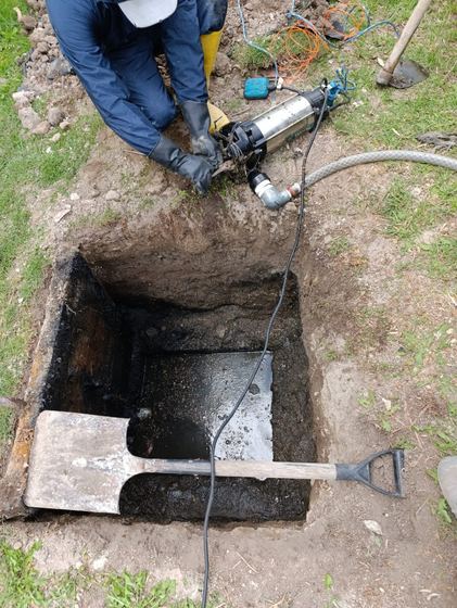 Detección de fuga de agua en excavación realizada por Plomeros y Destapes Quito